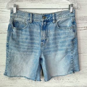 AMERICAN EAGLE Mom Jeans High Rise Cut Off Light Wash Denim Shorts 4